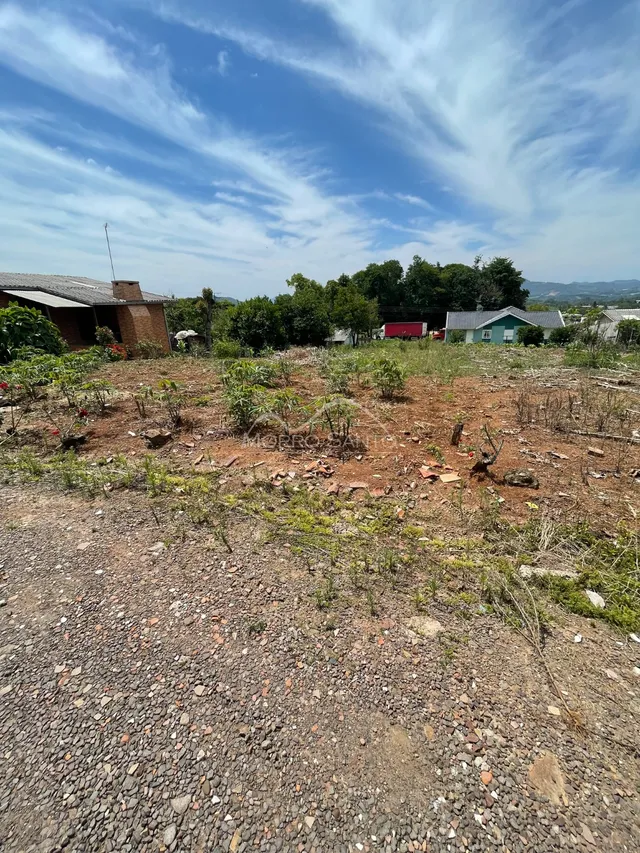 Vista externa de um terreno com solo seco e vegetação rasteira.