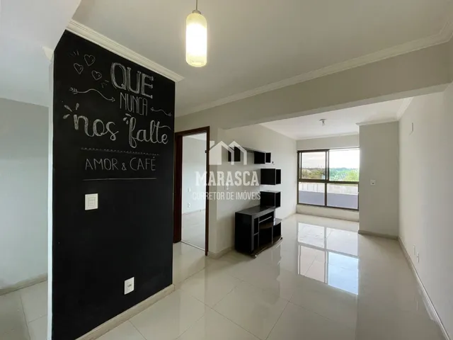 Sala de estar de uma propriedade em Lajeado, Brasil, com decoração de quadro negro.