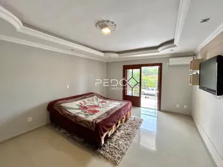 Quarto com cama e porta de vidro de madeira.
