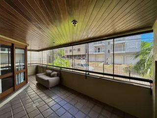 Vista da varanda com piso de cerâmica e teto de madeira.