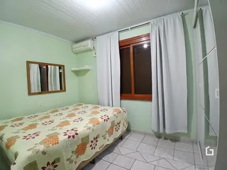 Quarto com cama e armário em sala.