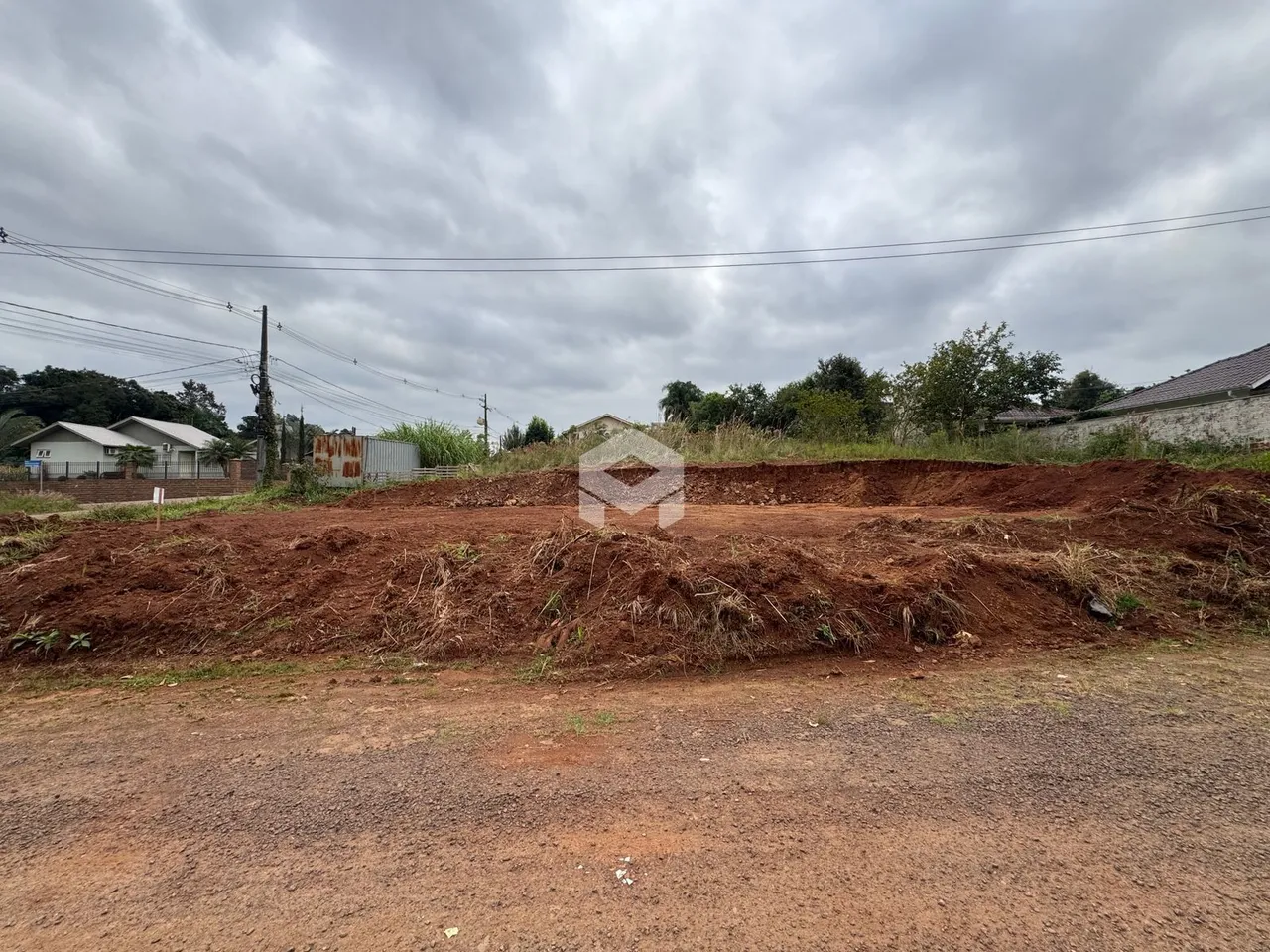 Terreno com terra revolvida no exterior.