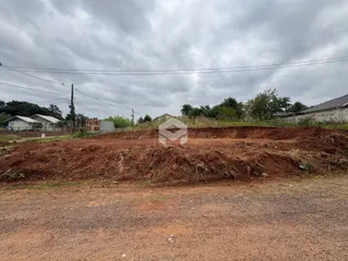 Terreno com terra revolvida no exterior.