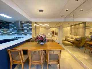 Vista de uma sala de jantar e cozinha moderna em um imóvel no Brasil.