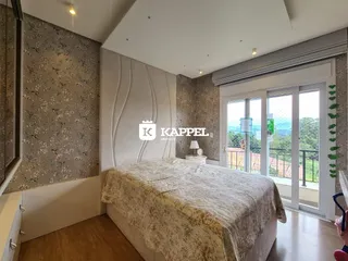 Quarto com cama e vista para o exterior.