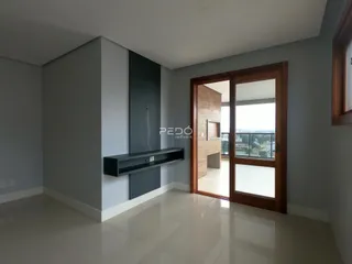 Ambiente interno de uma sala com paredes cinzas e piso claro.