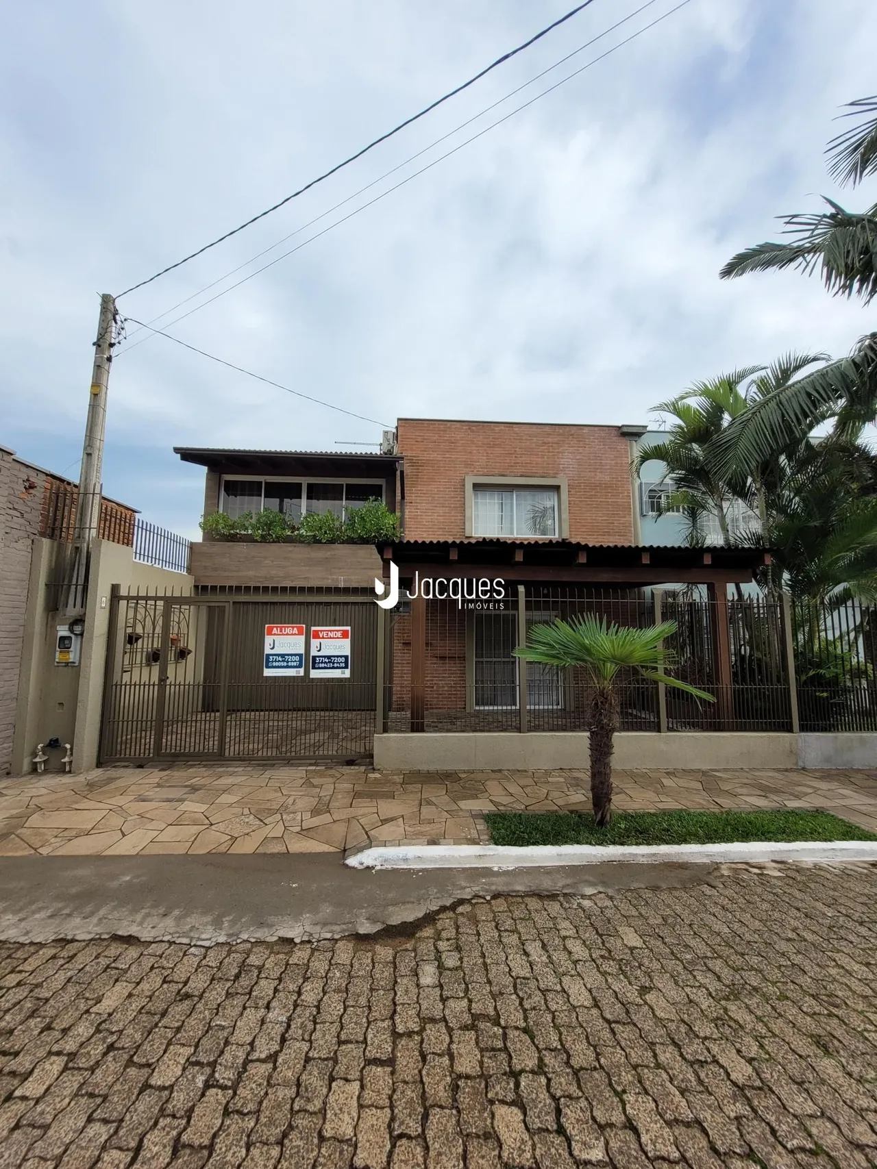 Fachada de uma residência em Lajeado, Brasil, com cerca e portão.