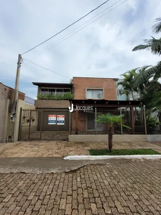 Fachada de uma residência em Lajeado, Brasil, com cerca e portão.