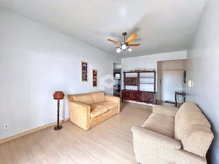 Sala de estar com sofá e móveis de madeira.