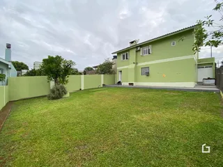 Fachada de uma residência com jardim gramado em Lajeado, Brasil.