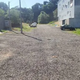 Vista da estrada de acesso de uma propriedade em Lajeado, Brasil.