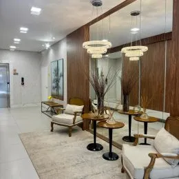 Sala de estar com piso claro e iluminação moderna.