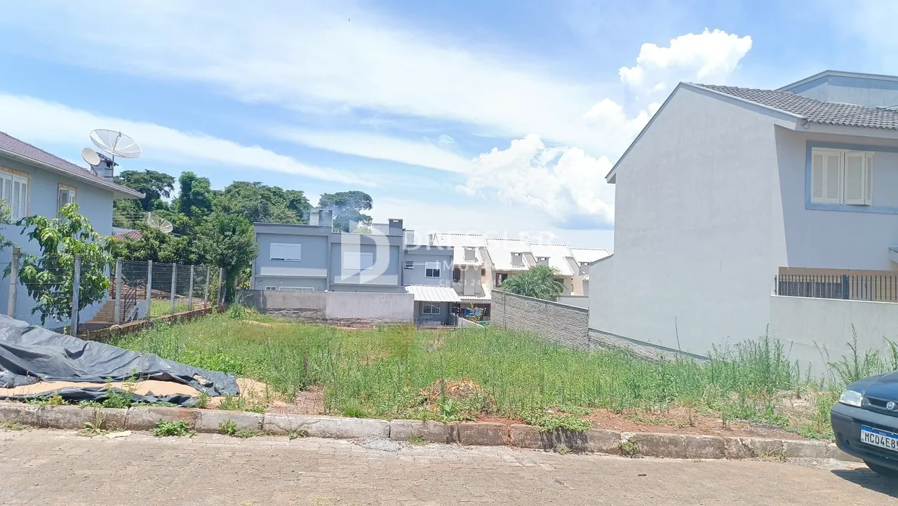 Fachada de uma residência em Lajeado, Brasil, com área de terreno adjacente.