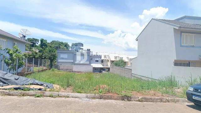 Fachada de uma residência em Lajeado, Brasil, com área de terreno adjacente.