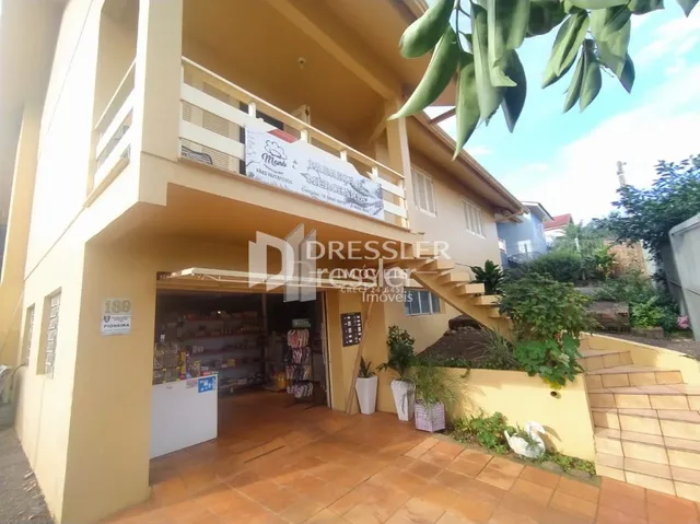 Fachada de uma residência em Lajeado, Brasil, com varanda.