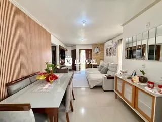 Sala de estar com mesa de jantar e sofá em ambiente claro.