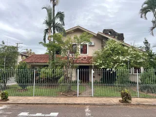 Fachada de uma residência em Lajeado, Brasil, com cerca e jardim.