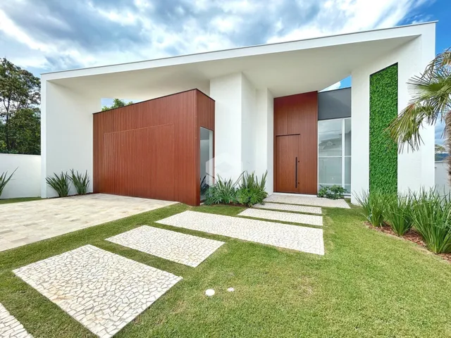 Fachada moderna de uma residência em Lajeado, Brasil, com garagem e jardim.