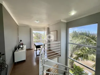 Hall de entrada com vista para palmeiras.