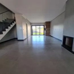 Vista interna de um ambiente com piso claro e paredes brancas.