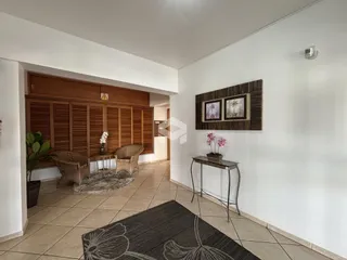 Ambiente interno com painel de madeira e piso de cerâmica.