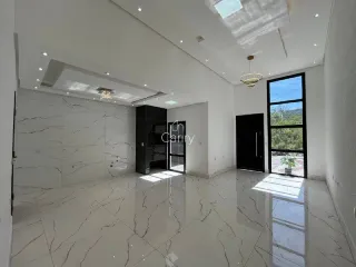 Sala de estar com piso de mármore branco e paredes brancas.