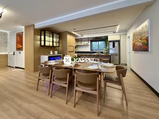 Foto de uma sala de jantar com mesa de madeira e área de cozinha moderna.