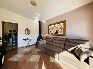 Sala de estar com sofá e lareira em um imóvel no Brasil.