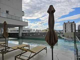 Vista da área de piscina e deck de uma residência em Lajeado.