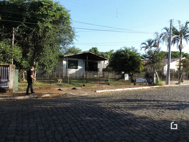 Vista da fachada de uma propriedade com cerca e vegetação em Lajeado.