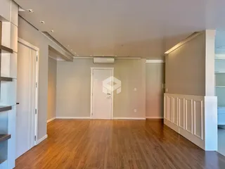Ambiente interno com piso de madeira e paredes claras.