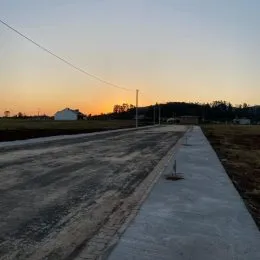 Vista de uma estrada rural ao pôr do sol em Lajeado.