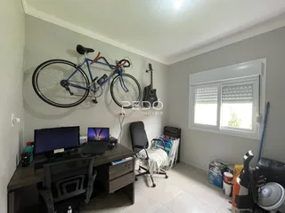 Foto de um cômodo interno com uma bicicleta pendurada na parede.