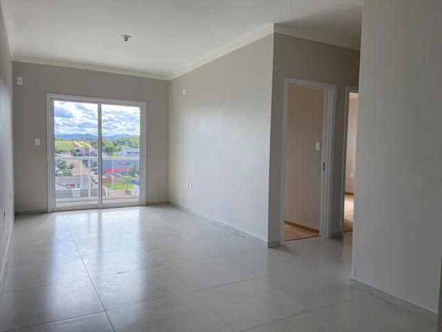 Sala de estar com porta de vidro que dá para uma área externa.
