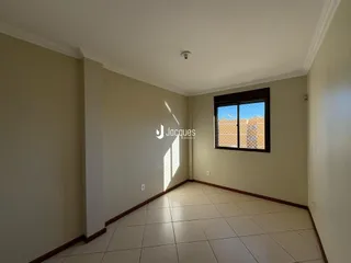 Vista interna de um corredor com piso de cerâmica e janela.