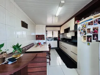 Interior de uma sala de jantar com armários e piso de cerâmica.