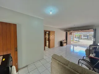 Sala de estar com piso de cerâmica e porta de madeira em imóvel no Brasil.