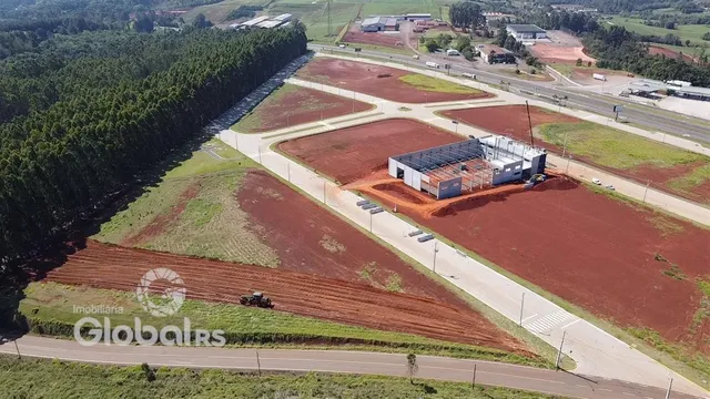 Imagem aérea de um terreno em Lajeado, Brasil, mostrando áreas de terra e construções.