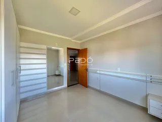 Hall de entrada com paredes claras e piso de cerâmica.