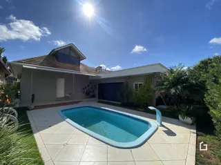 Foto da piscina externa com deck em Lajeado, Brasil.