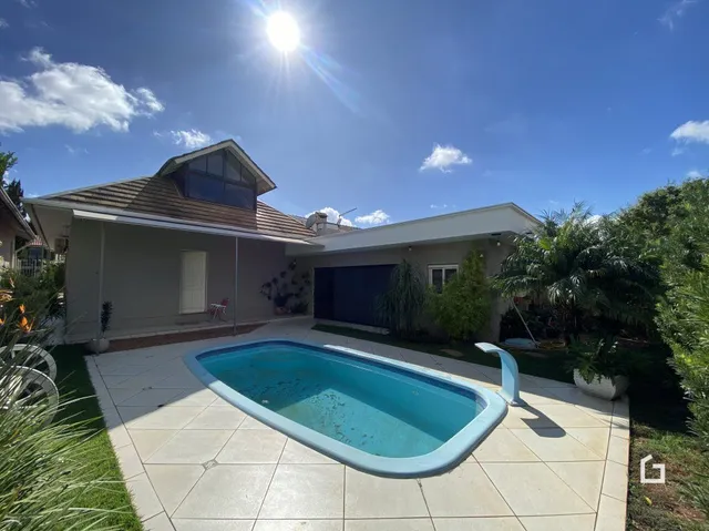 Foto da piscina externa com deck em Lajeado, Brasil.