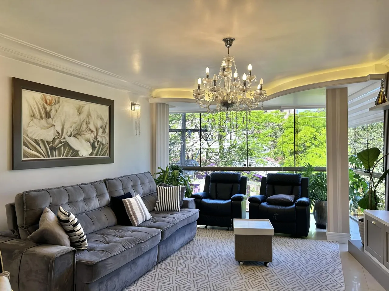 Sala de estar com sofá cinza e decoração elegante em Lajeado.