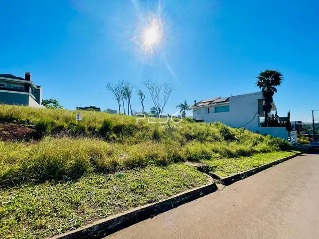 Vista externa de uma residência com terreno gramado e inclinado em Lajeado.