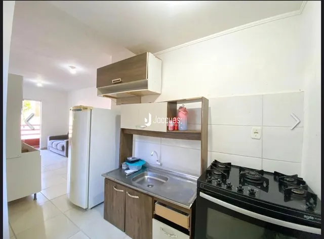 Foto de uma cozinha com armários e eletrodomésticos em um imóvel no Brasil.