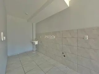 Vista interna de um ambiente com piso e parede revestidos de cerâmica.