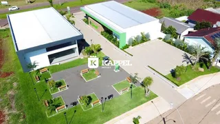 Vista aérea de uma propriedade com um edifício grande e área externa pavimentada.