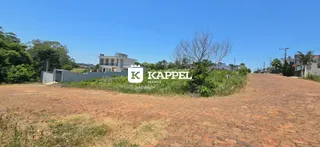 Vista externa da residência em Lajeado com área de terra batida em primeiro plano.