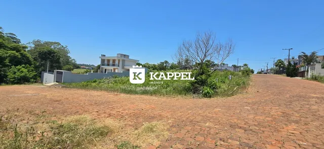 Vista externa da residência em Lajeado com área de terra batida em primeiro plano.