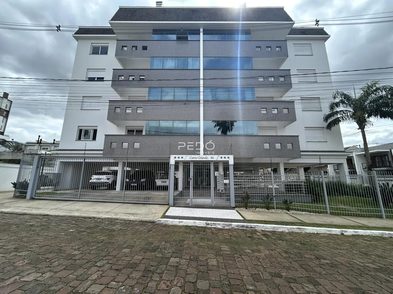 Fachada de um prédio residencial em Lajeado, Brasil.