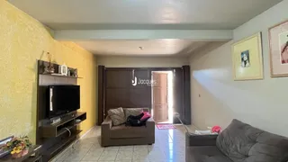 Sala de estar com sofá e móveis em um apartamento.